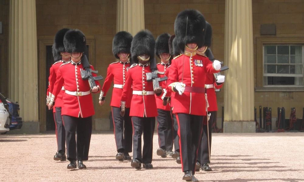 Αγγλία: Δύο μέλη της βασιλικής φρουράς σκόπευαν να κλέψουν πυρομαχικά!